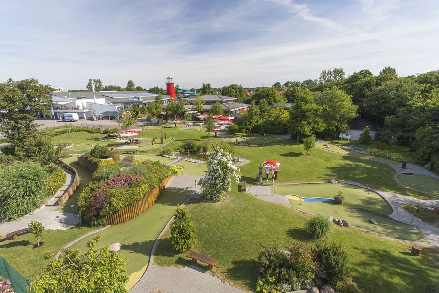 Minigolf und Kinderspielhaus